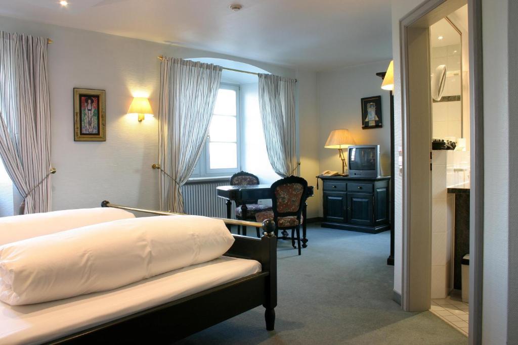 Schloss Neuburg Hotell Mosbach  Rum bild