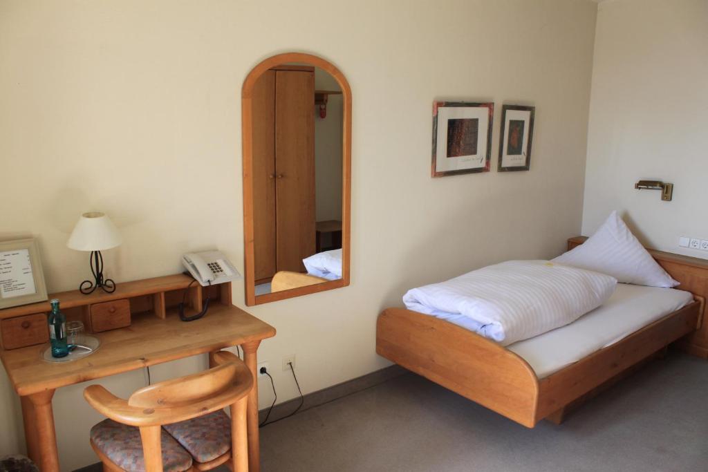 Schloss Neuburg Hotell Mosbach  Rum bild