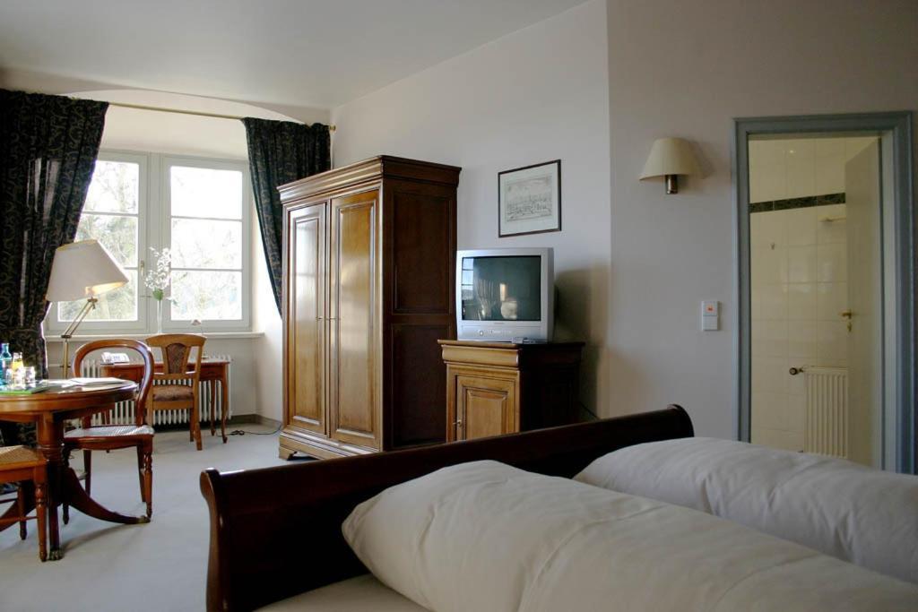 Schloss Neuburg Hotell Mosbach  Rum bild
