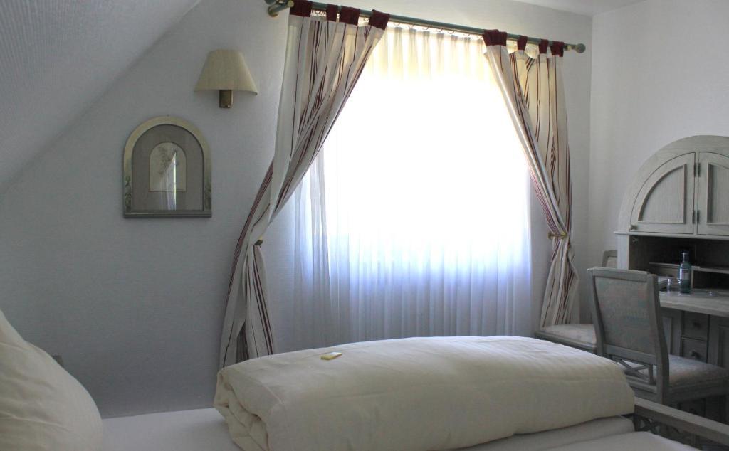 Schloss Neuburg Hotell Mosbach  Rum bild