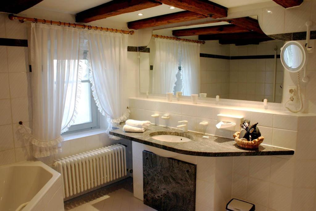Schloss Neuburg Hotell Mosbach  Rum bild